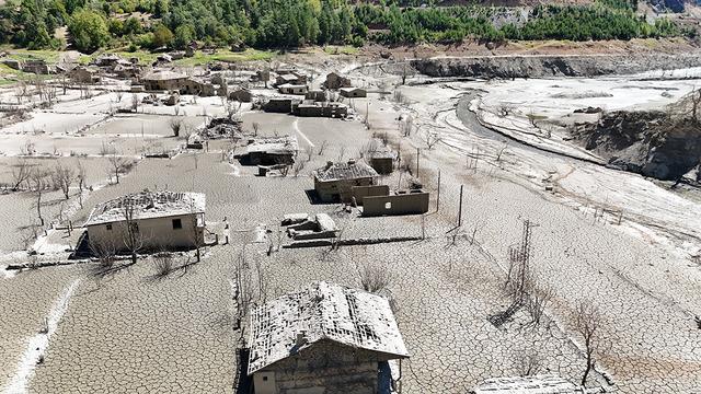 10 yıl önce sular altında kalmıştı! Baraj çekilince köy yeniden ortaya çıktı
