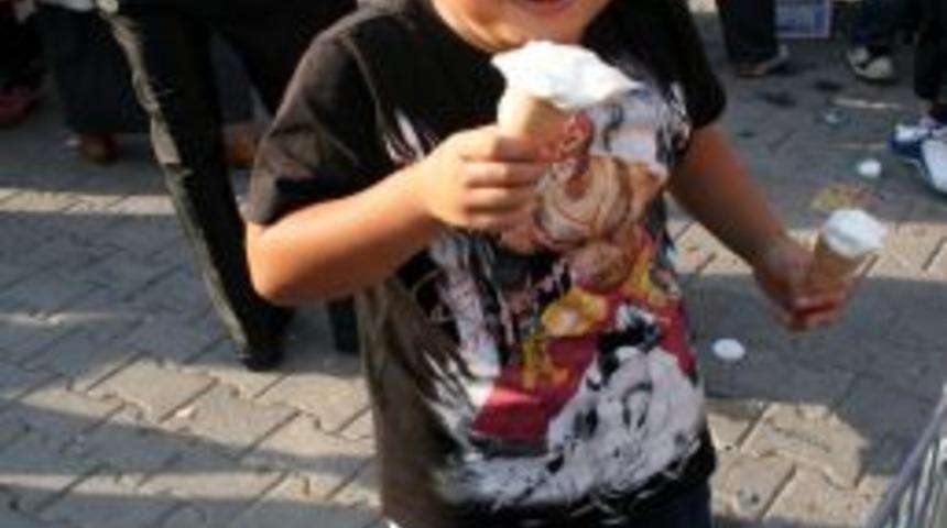 3,5 ton dondurma elektrikli testereyle kesilerek ikram edildi