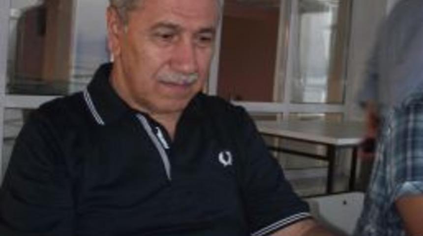 Gazeteciler Arın&ccedil;'ı Midilli'ye davet etti