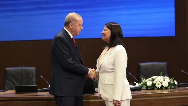 Fo&ccedil;a Belediye Başkanı Saniye Bora Fı&ccedil;ı AK Parti'ye katılmıştı! Sebebini ilk kez a&ccedil;ıkladı
