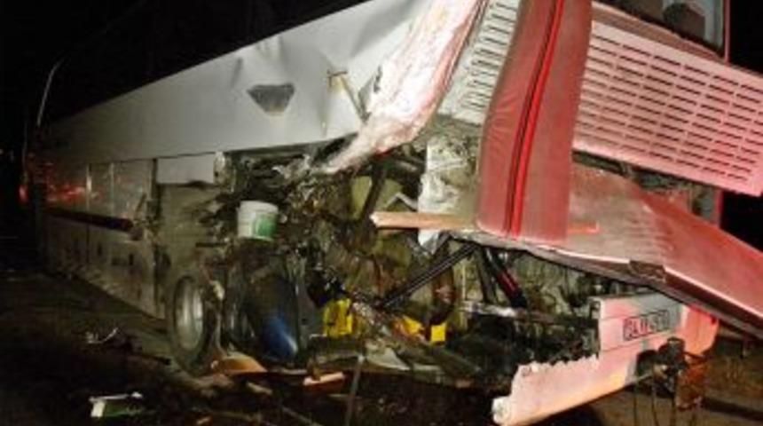 Kamyon, arıza yapan yolcu otob&uuml;s&uuml;ne &ccedil;arptı: 1 yaralı