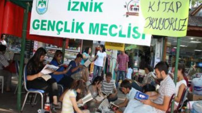 Bursalı gen&ccedil;ler toplumu okutmaya kararlı