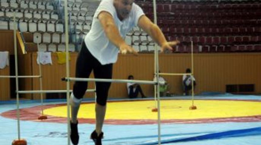 Şampiyon g&uuml;reş&ccedil;i &Ccedil;akıroğlu, kendinden emin&hellip;