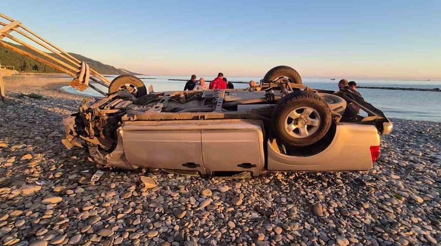 Pikap halk plajına u&ccedil;tu: 2 yaralı