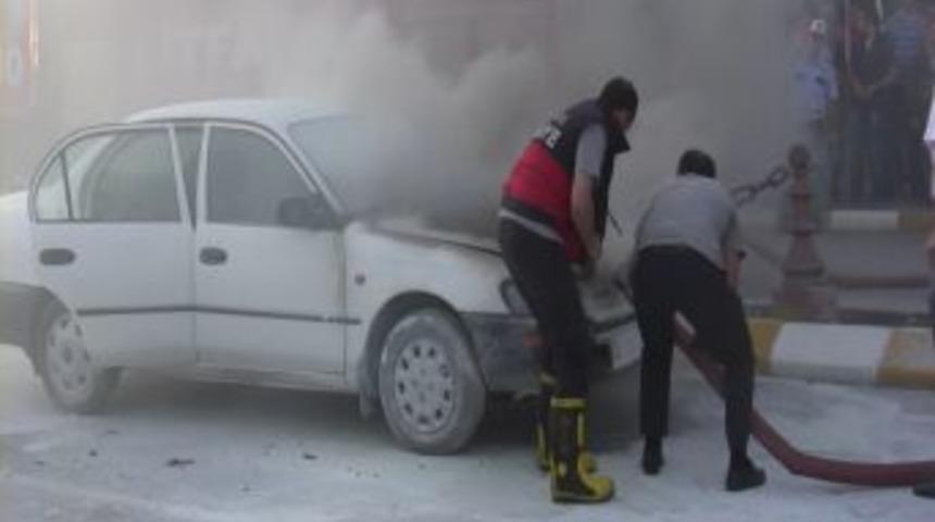 Seyir halindeki ara&ccedil; alev aldı