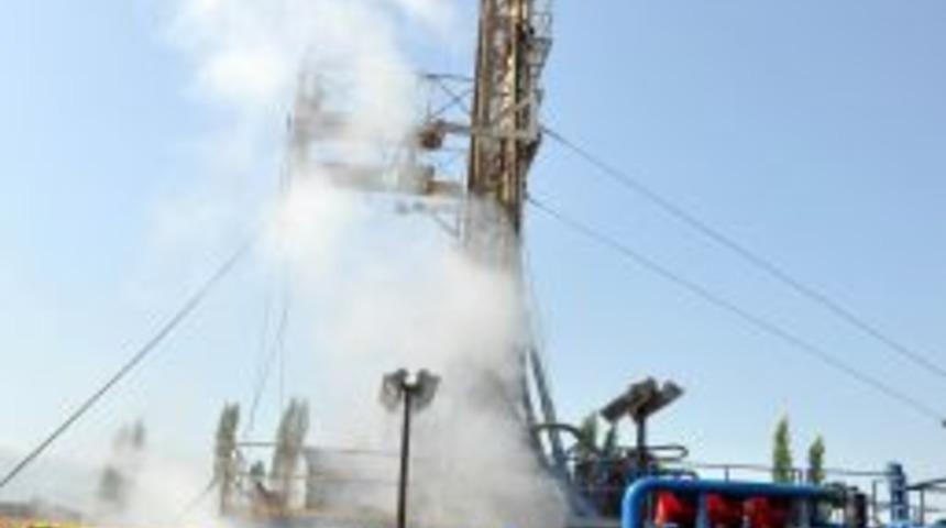 Salihli'de bin metreden 90 derece su &ccedil;ıktı