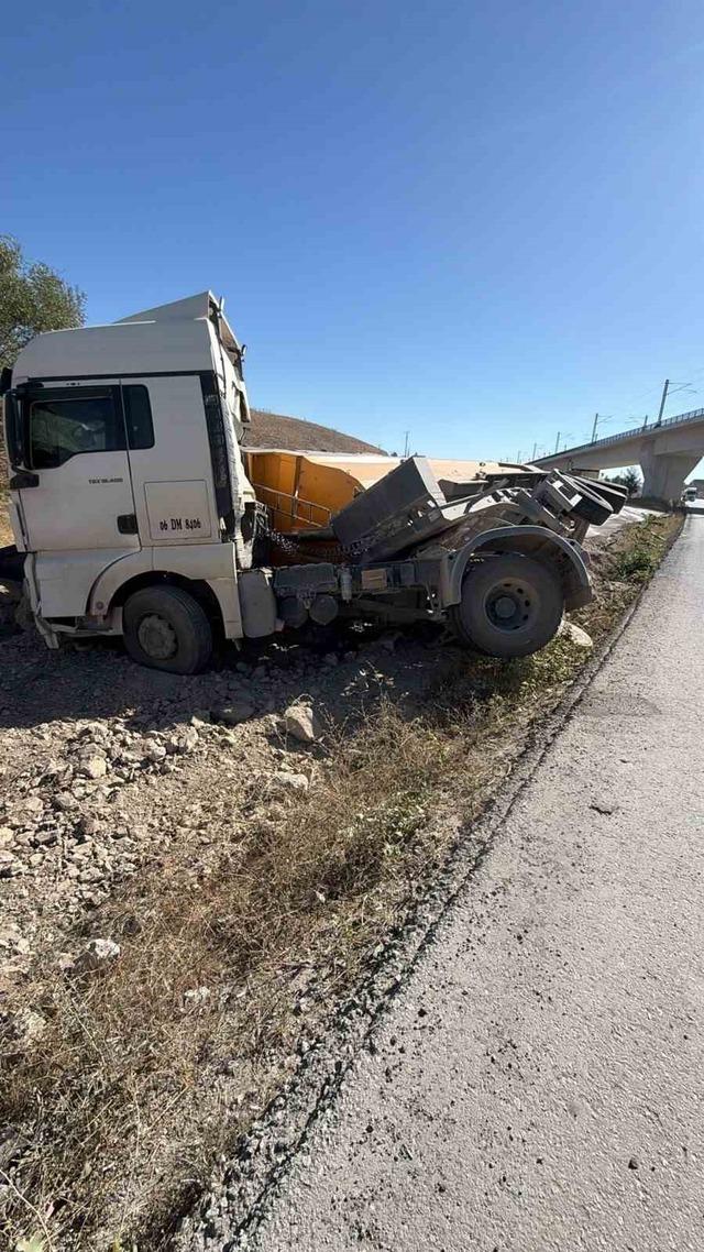 Ankara&rsquo;da kontrolden &ccedil;ıkan tır devrildi 1
