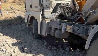 Ankara&rsquo;da kontrolden &ccedil;ıkan tır devrildi