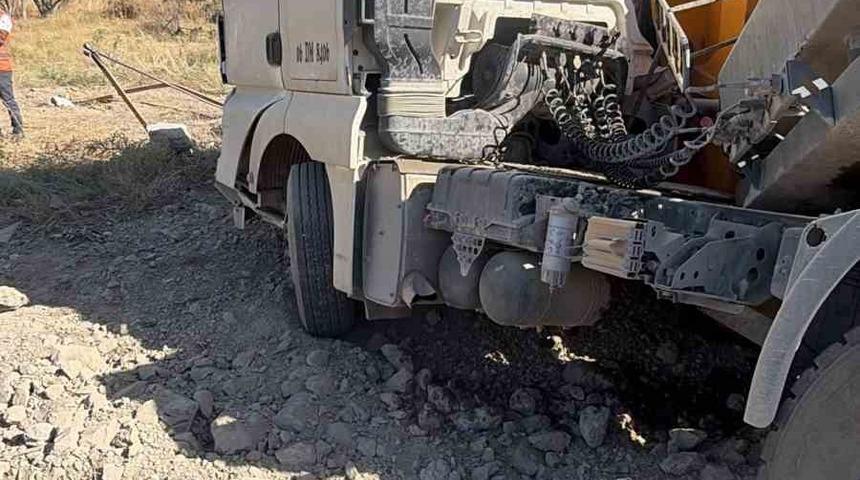 Ankara&rsquo;da kontrolden &ccedil;ıkan tır devrildi