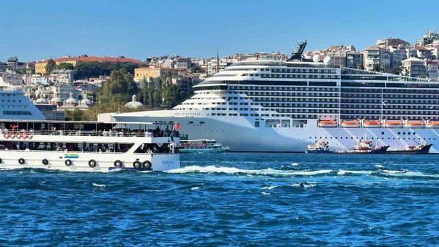 İstanbul siluetine eşlik eden 3 kruvaziyer havadan görüntülendi 3