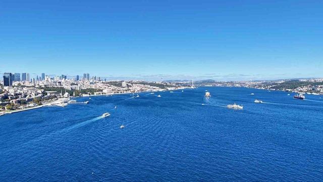 İstanbul siluetine eşlik eden 3 kruvaziyer havadan görüntülendi 1