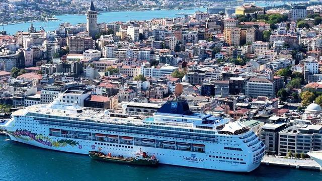 İstanbul siluetine eşlik eden 3 kruvaziyer havadan görüntülendi 2