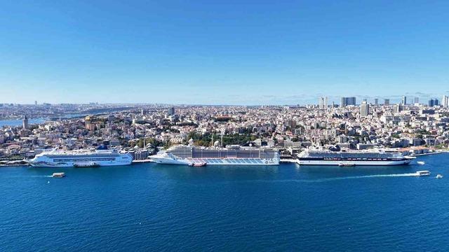 İstanbul siluetine eşlik eden 3 kruvaziyer havadan görüntülendi
