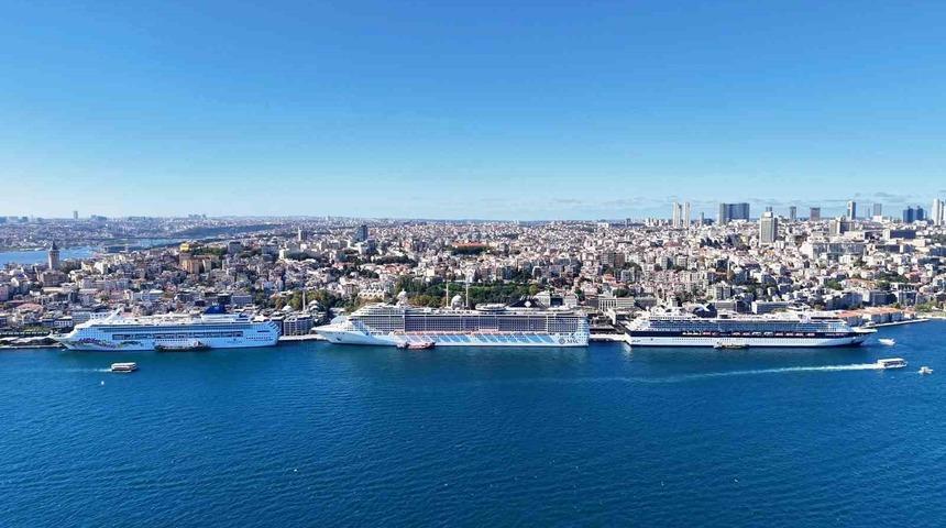 İstanbul siluetine eşlik eden 3 kruvaziyer havadan g&ouml;r&uuml;nt&uuml;lendi