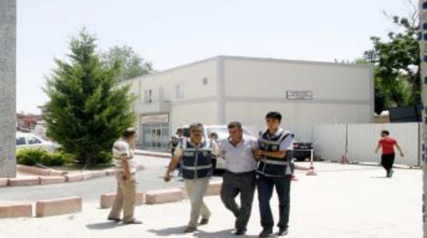 Eşini ve kayınpederini &ouml;ld&uuml;ren zanlı adliyeye sevk edildi