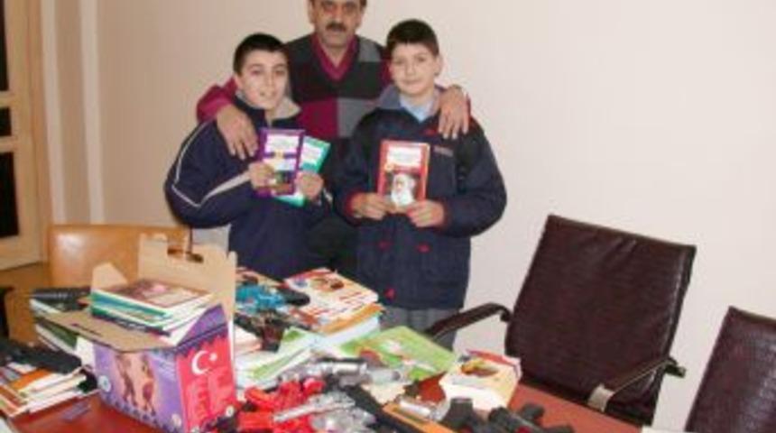 'Oyuncak silahını getir, kitabın olsun' kampanyası iki &uuml;lkeye &ouml;rnek oldu