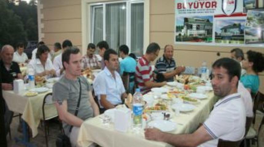 &Ouml;zel Ufuk Koleji'nden okul inşaatında gazetecilere iftar