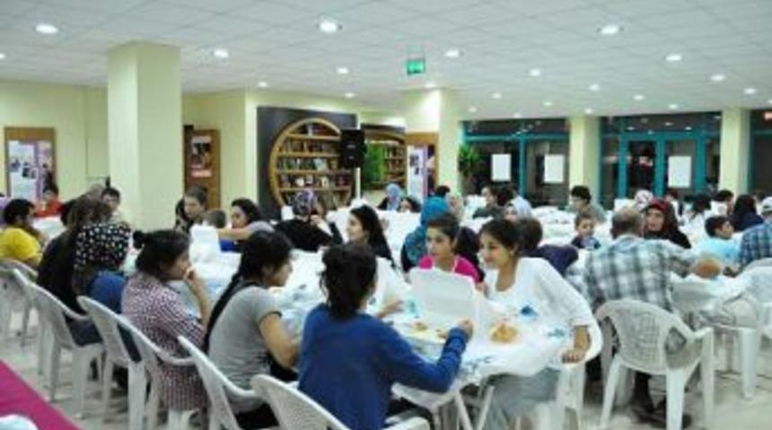Gen&ccedil;lik Merkezi&rsquo;nde iftar