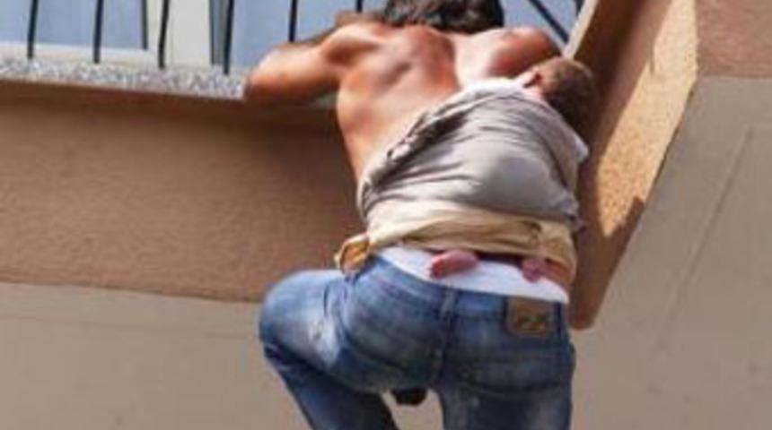 &Ccedil;ıkan yangında bebeği kurtardı, tutanak yedi