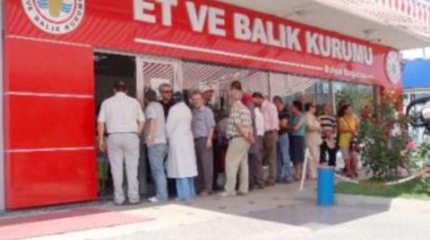 Et ve Balık mağazalarındaki ucuz et kuyrukları fotoğraflarda kaldı