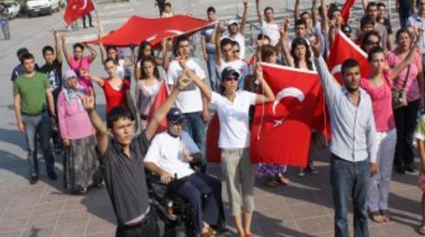 Şehitler i&ccedil;in y&uuml;r&uuml;d&uuml;ler