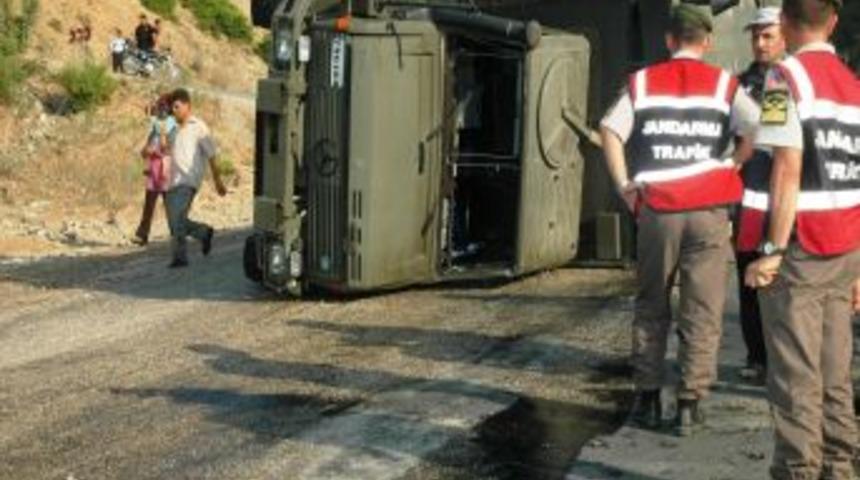 Osmaniye&rsquo;de askeri ara&ccedil; devrildi, 2 yaralı