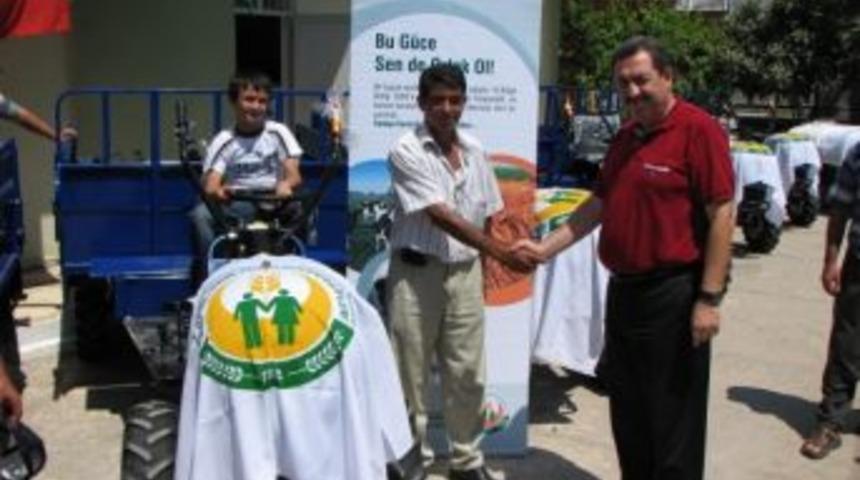 &Ccedil;ift&ccedil;ilere tarım makineleri t&ouml;renle teslim edildi