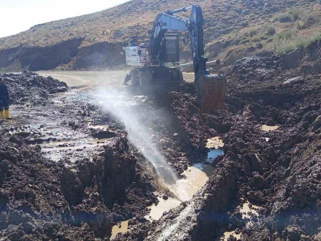 Hakkari&rsquo;de 3 bin 500 rakımda su hattı i&ccedil;in zorlu &ccedil;alışma