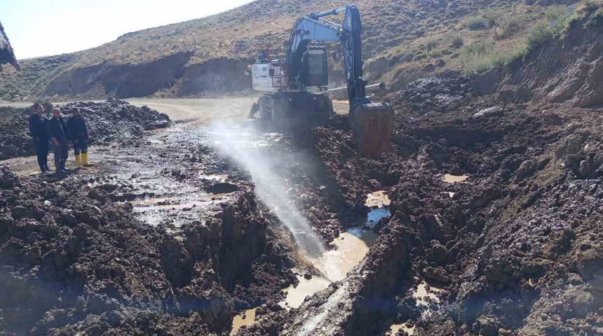 Hakkari&rsquo;de 3 bin 500 rakımda su hattı i&ccedil;in zorlu &ccedil;alışma