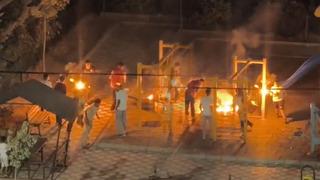 Tutuşturdukları sopalarla parkta &ccedil;ocukları korkuttular!