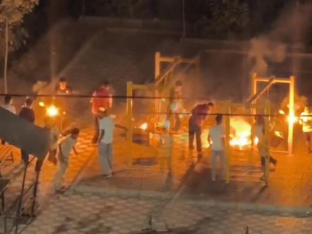 Tutuşturdukları sopalarla parkta &ccedil;ocukları korkuttular!