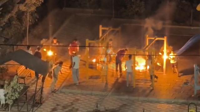 Tutuşturdukları sopalarla parkta çocukları korkuttular!