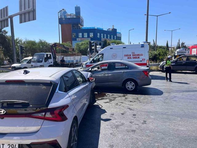 Kırmızı ışık ihlali kaza getirdi: 3 yaralı 6