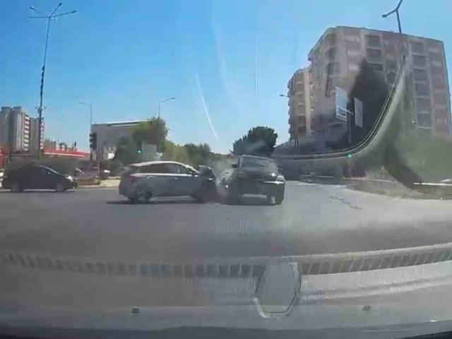 Kırmızı ışık ihlali kaza getirdi: 3 yaralı