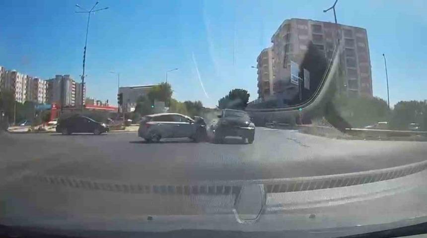 Kırmızı ışık ihlali kaza getirdi: 3 yaralı