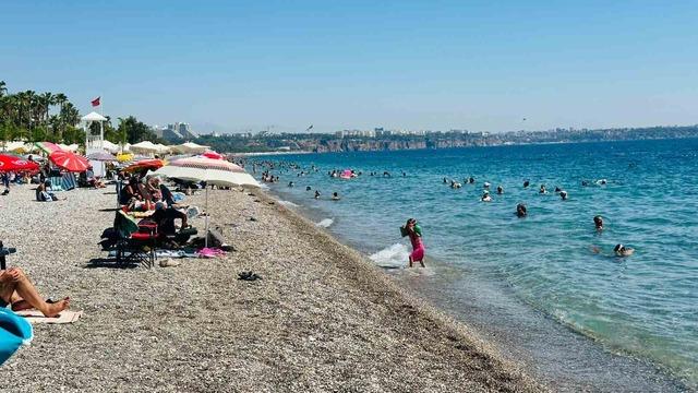 Antalya sahillerinde okul &ouml;ncesi yoğunluğu 2