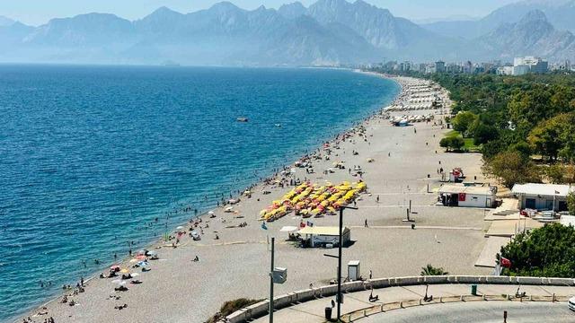 Antalya sahillerinde okul öncesi yoğunluğu