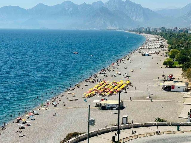 Antalya sahillerinde okul &ouml;ncesi yoğunluğu