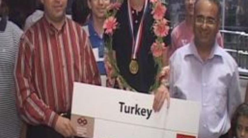 Matematikte d&uuml;nya şampiyonu Yamanlar Koleji'nden