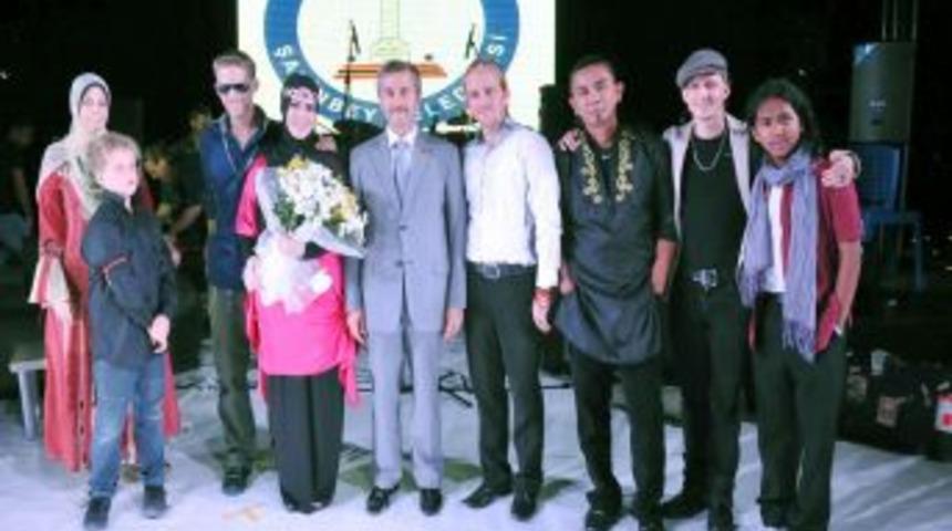 Şehitler i&ccedil;in dua okutan Endonezyalı grup duygulandırdı