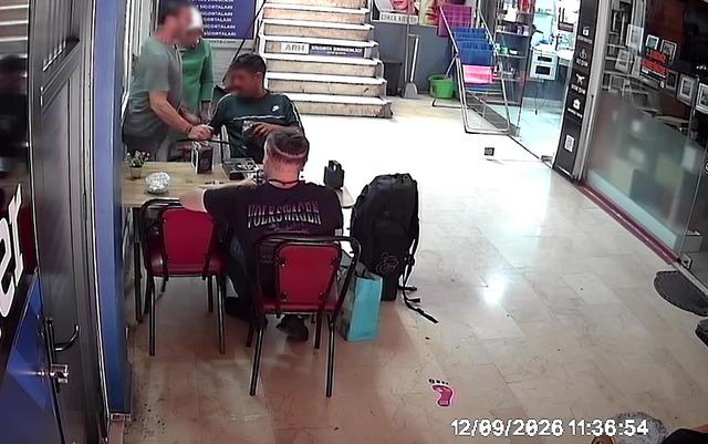 Ereğli&rsquo;de seyyar satıcının uygulamalı elektroşok tanıtımı esnafı şoke etti 1