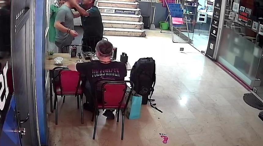 Ereğli&rsquo;de seyyar satıcının uygulamalı elektroşok tanıtımı esnafı şoke etti