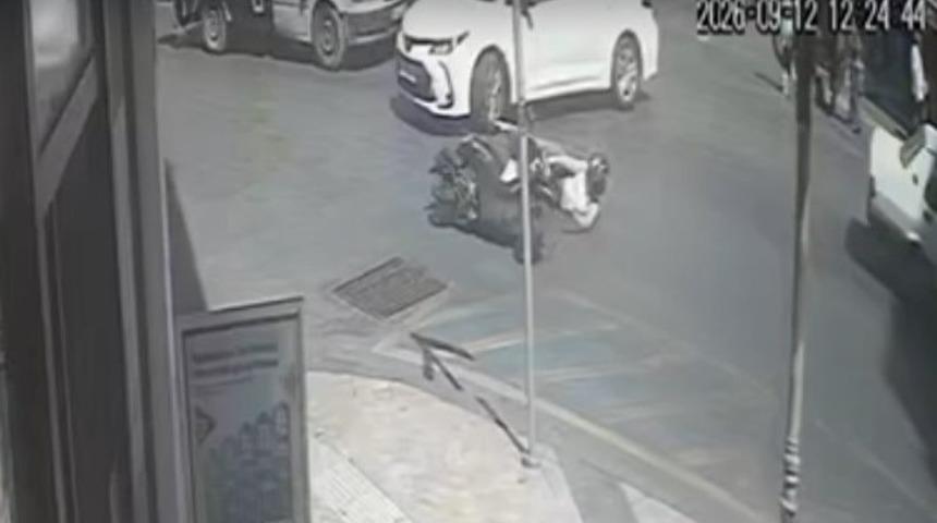 Otomobil ile motosiklet &ccedil;arpıştı: 1 yaralı