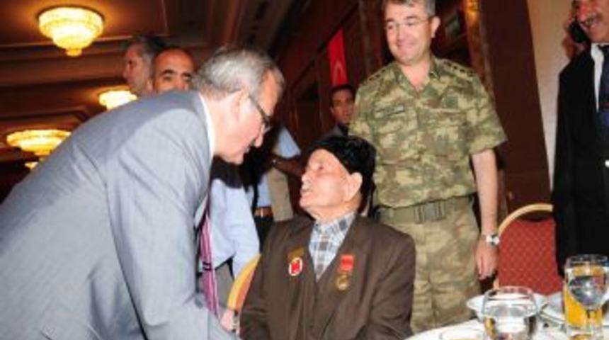 Vali Karaloğlu, şehit aileleri ve gazilerle iftarda bir araya geldi