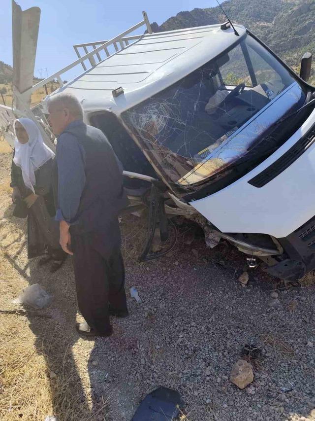 Siirt&rsquo;te hafif ticari ara&ccedil; ile kamyonet &ccedil;arpıştı: 4 yaralı 1