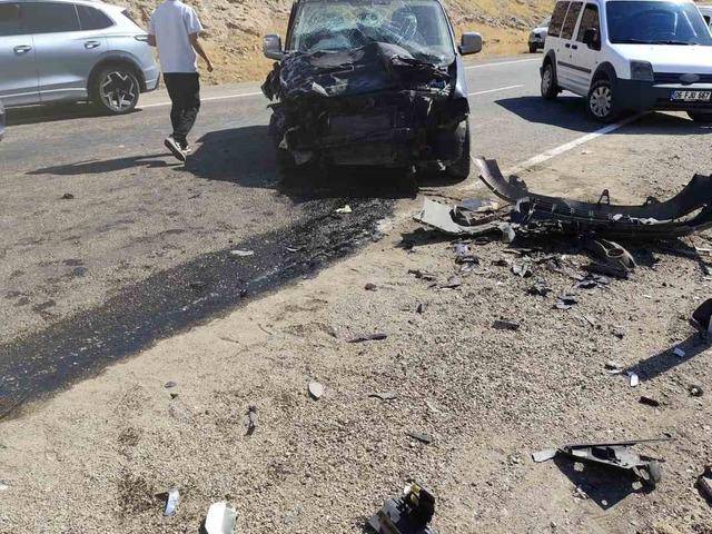 Siirt&rsquo;te hafif ticari ara&ccedil; ile kamyonet &ccedil;arpıştı: 4 yaralı