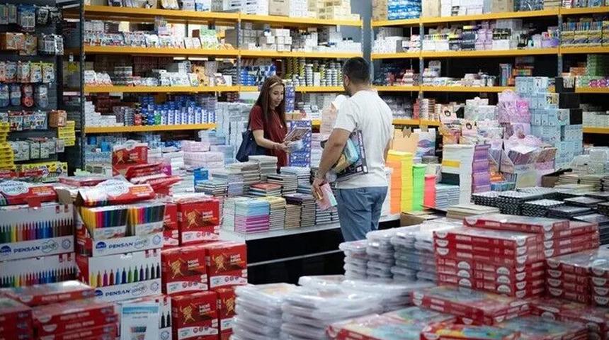 Okulların a&ccedil;ılmasına g&uuml;nler kala kırtasiye alışverişi hızlandı