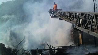 Alevlerin arasında can verdi