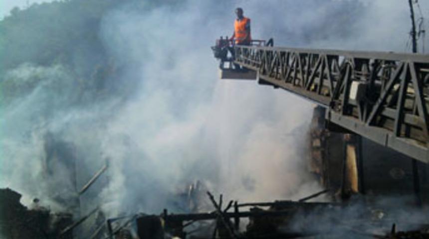 Alevlerin arasında can verdi