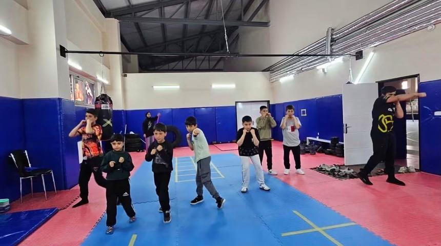 Boks kursu yoğun ilgiyle devam ediyor
